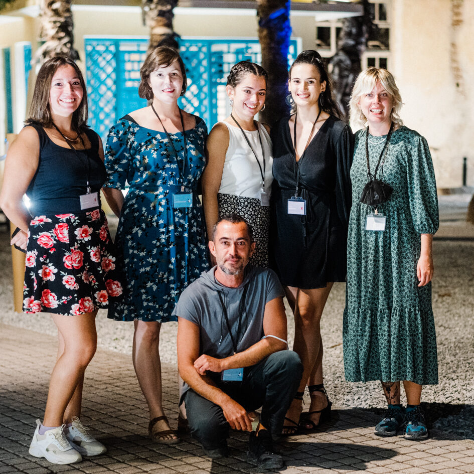 Η Χριστίνα Βλαχάκη και Κατερίνα Ψαριανού (εθελόντριες από το Τμήμα Ψηφιακών και Παραστατικών Τεχνών, Παν. Πελ/σου) με τους καλλιτέχνες του Φεστιβάλ Πριμαρόλια 2022 (από αριστερά: Μυρτώ Ξανθοπούλου, Γιάννης Παππάς, Μαρία Βαρελά) και τη συντονίστρια Σόφη Μουτάφη.