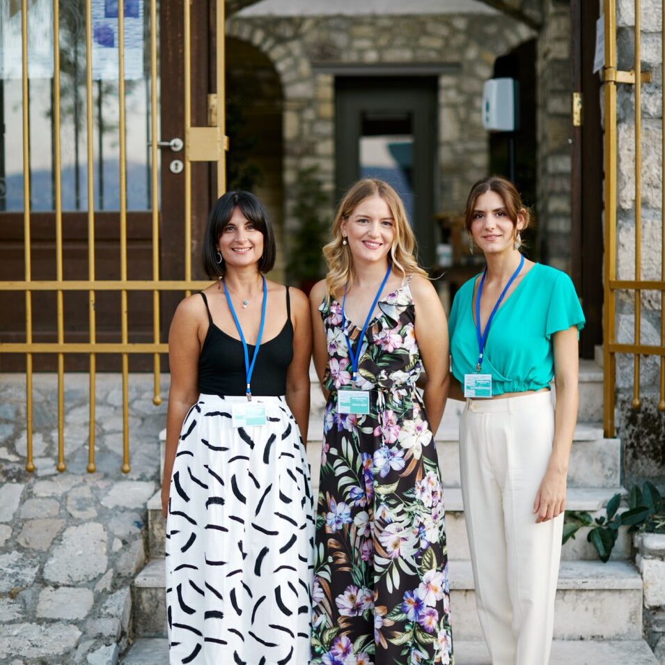 Από αριστερά: Κλεονίκη Μούλιου, Αμαλία Νίκου, Χαριτίνη Χαριτωνίδου (εθελόντριες) στο Φεστιβάλ Πριμαρόλια 2020