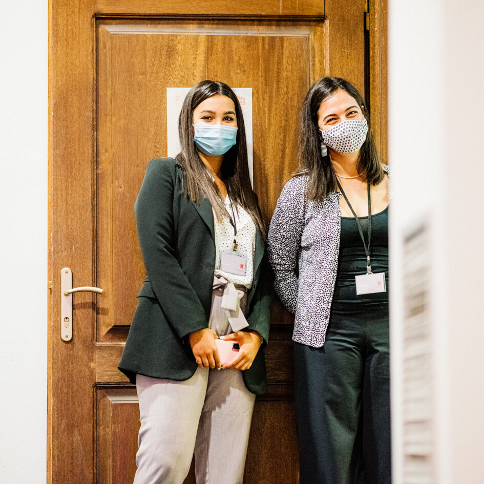 Η Κωνσταντίνα Ντολού και Μαλαματένια Σιαβελή, εθελόντριες στο Φεστιβάλ Πριμαρόλια 2022.